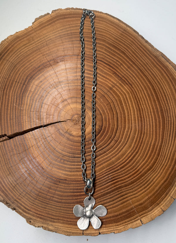 Belle Via Jewelry Groovy Flower Necklace