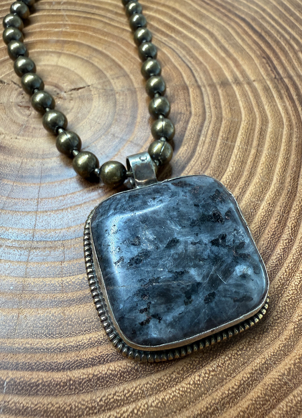 EXC35002-LarvikiteNecklace-